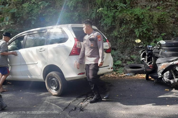 Avanza menabrak tebing di Jalan Kaliurang, Dlingo, Bantul. Kamis (15/8/2024)
