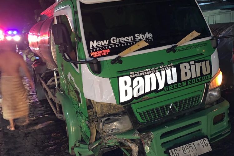 Truk tangki pengangkut air dengan nomor polisi AG 8651 VG yang terlibat kecelakaan maut di Jalan Wilis, Desa Semare, Kecamatan Berbek, Kabupaten Nganjuk, Jawa Timur, Kamis (10/4/2025) malam