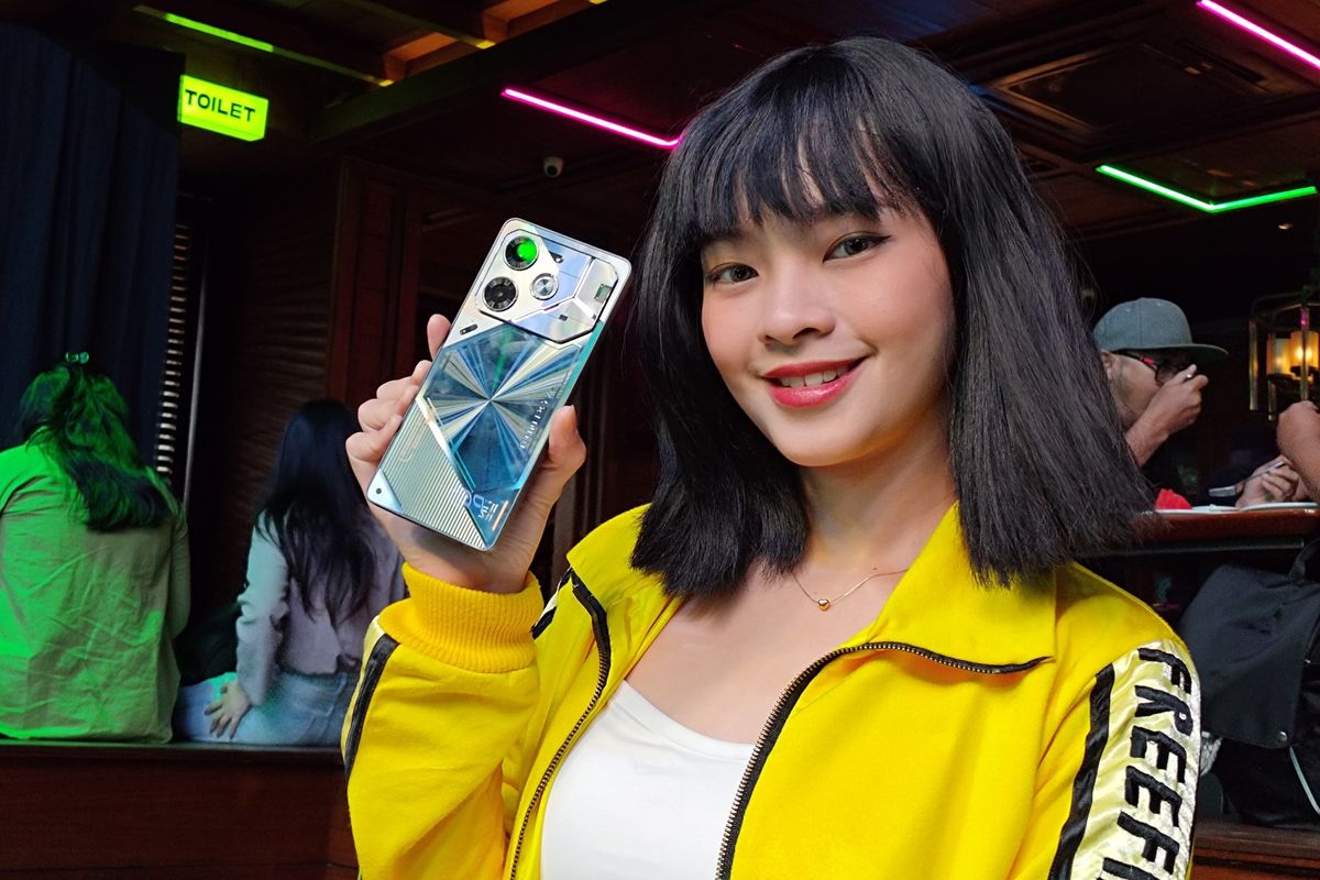 Tecno Pova 6 digenggam model yang cosplay sebagai karakter Kelly di Free Fire dalam acara peluncuran Tecno Pova 6 di wilayah Kemang, Jakarta Selatan, Kamis (13/6/2024).
