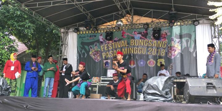 Sanggar Seni Pencak Silat Ji Ung dari Bekasi menampilkan jurus silat betawi dalam Festival Bongsang di Jalan Raya Ragunan, Jatipadang, Pasar Minggu, Jakarta Selatan, Minggu (25/3/2018). 
