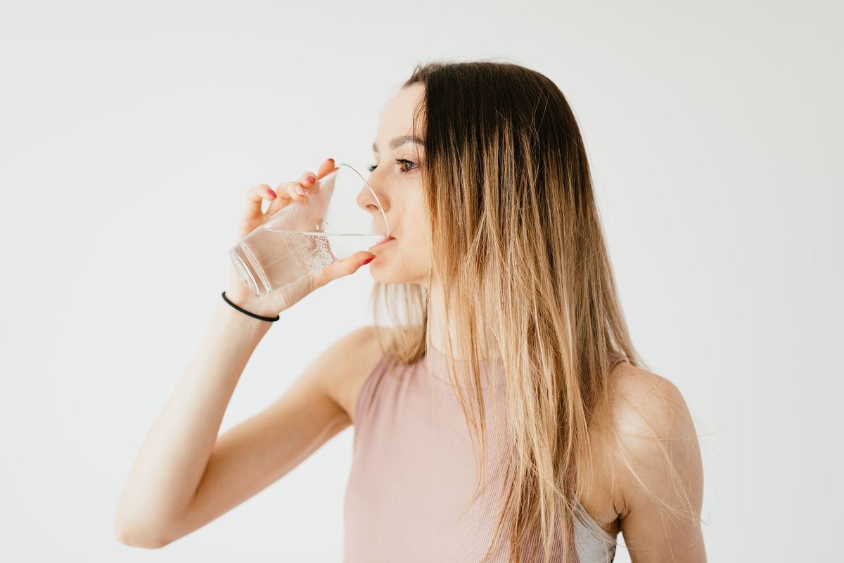 Ilustrasi apakah minum air putih bisa menurunkan kadar gula darah?