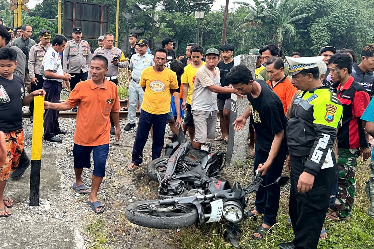 Kepala Unit Gakkum Satlantas Polres Blitar Kota, Ipda Suratno, berdiri di dekat sepeda motor Honda Verza yang dikendarai korban kecelakaan di perlintasan sebidang Desa Ngaglik, Kecamatan Srengat, Kabupaten Blitar, Rabu (11/2/2026) sore.