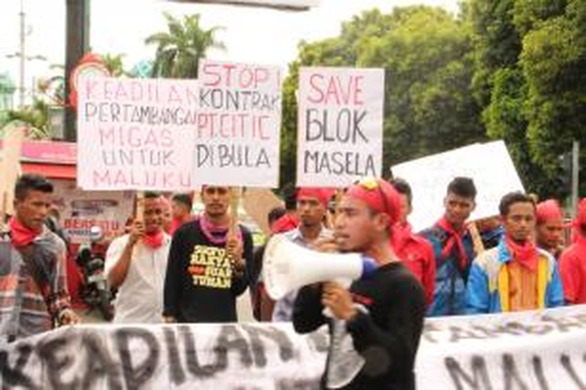 puluhan pemuda dan mahasiswa yang tergabung dalam Lembaga Nanaku Maluku berunjuk rasa sambil mengikat kepala dengan kain merah, Senin (11/1/2016). Aksi dilakukan terkait pengelolaan blok gas Masela di kabupaten Maluku Barat Daya