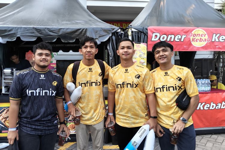 Amda (kedua dari kiri) datang langsung ke Mahaka Square, Kelapa Gading secara langsung untuk mendukung Onic Esports di Grand Final MPL ID S12, Minggu (15/10/2023).