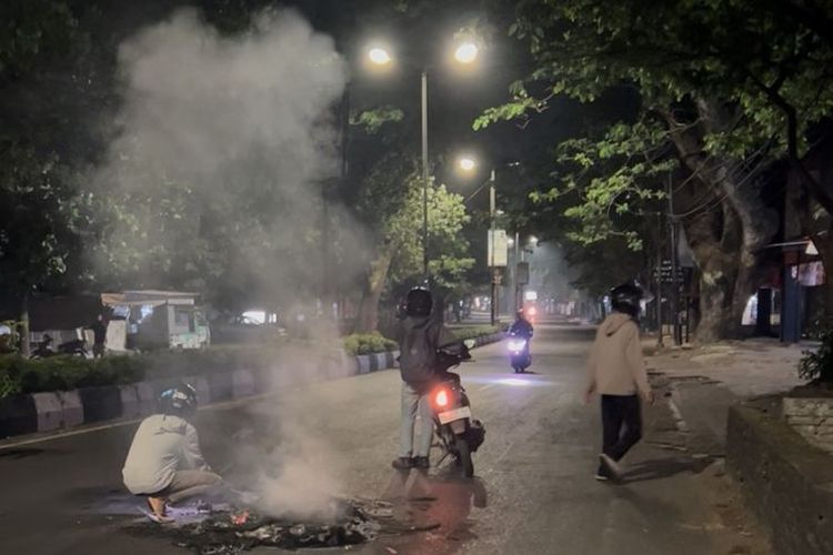 Farhanrezy bersama teman-temannya yang tergerak membersihkan sisa aksi massa yang dapat membahayakan pengguna jalan di kawasan Jalan Letjend S. Parman Kota Malang hingga Kayutangan, Sabtu (30/8/2025) dini hari.