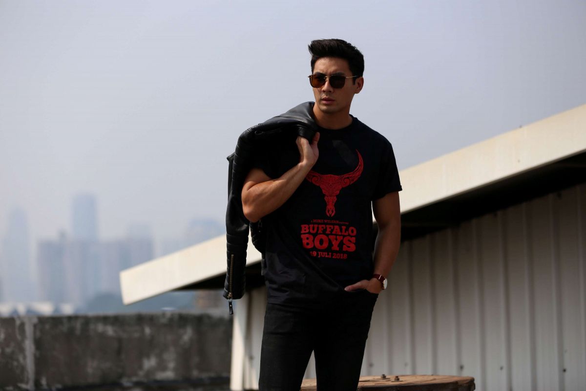 Artis pemeran Yoshi Sudarso berpose di sela wawancara promo film Buffalo Boys di Gedung Kompas Gramedia, Palmerah Selatan, Jakarta, Senin (9/07/2018). Film drama yang menggabungkan sejarah Indonesia dan klasik western produksi Infinite Studios dengan Zhao Weil Films dan Screenplay Infinite Films mulai ditayangkan pada 19 Juli 2018.