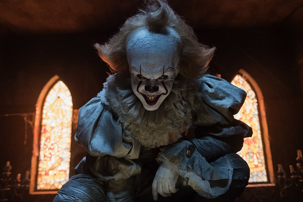 Bill Skarsgard beraksi sebagai badut Pennywise dalam film horor It (2017).