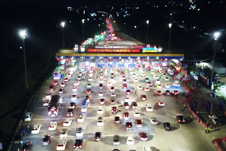 Suasana Gerbang Tol Kalikangkung pada Kamis (29/4/2022) malam.