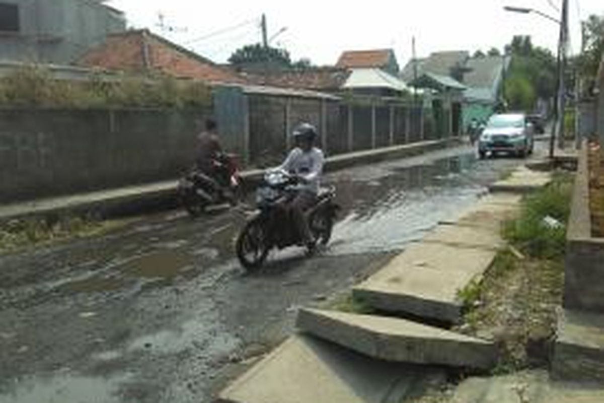 Bagian jalan Kalibata Tengah yang terendam air karena penutupan saluran air, Senin (27/10/2014).