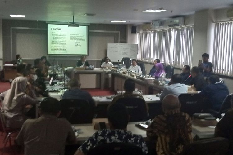 Komisi C DPRD menggelar rapat dengar pendapat (RDP) soal raibnya deposito nasabah Bank Negara Indonesia (BNI) dengan total Rp 60 Miliar, Kamis (25/8/2022) siang.