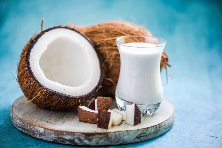 Ilustrasi santan kelapa. Santan kelapa relatif tinggi lemak dan kalori. Ini bukan sumber karbohidrat atau protein yang baik dan tidak menyediakan vitamin atau mineral signifikan. 