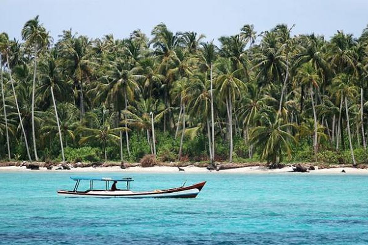 Kondisi pantai yang masih asri di kawasan Pulau Banyak, Kabupaten Aceh Singkil, Provinsi Aceh, Minggu (24/7/2016). Pulau Banyak merupakan salah satu tujuan wisata yang diminati di Aceh. Namun, akses transportasi menuju kawasan itu masih minim. Infrastruktur penunjang wisata lainnya pun masih minim di pulau tersebut, seperti infrastruktur jalan. Akibatnya, potensi wisata pulau itu belum bermanfaat/berkontribusi optimal untuk warga. 