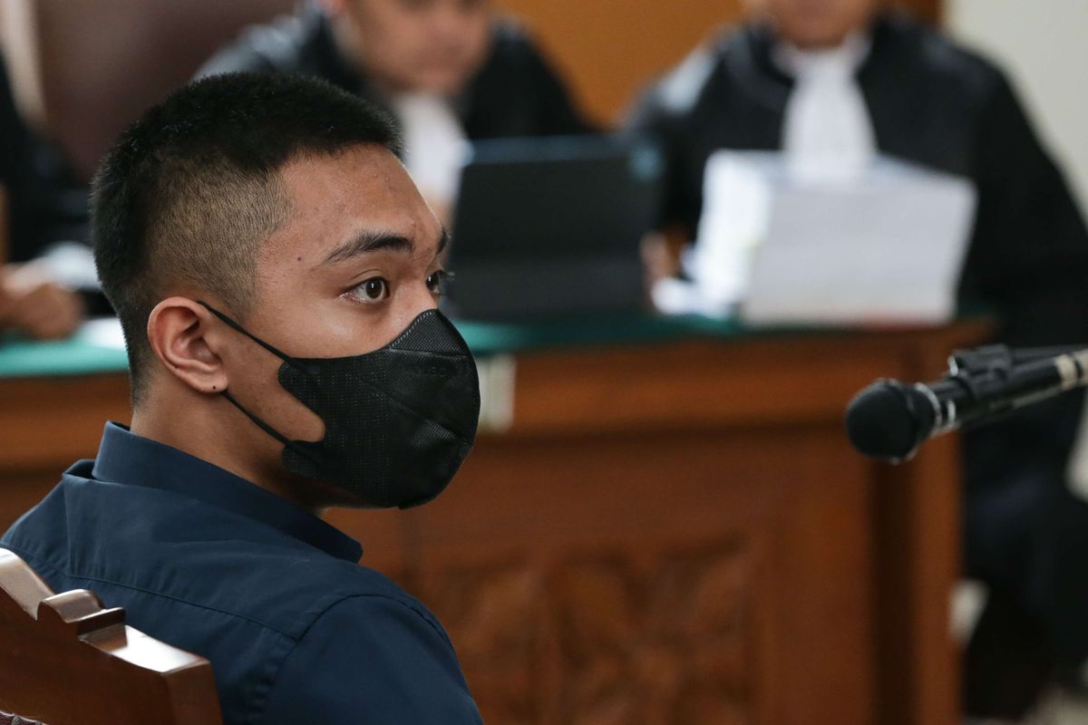 Mario Dandy Satriyo, terdakwa penganiayaan remaja berinisial D menjalani sidang di Pengadilan Negeri (PN) Jakarta Selatan, Selasa (13/6/2023). Agenda sidang lanjutan kali ini mendengarkan keterangan saksi salah satunya orang tua D, Jonathan Latumahina.