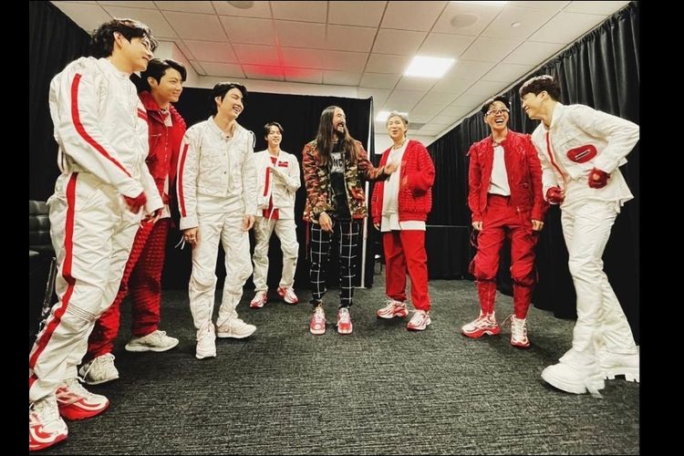 Steve Aoki mendapat kesempatan untuk masuk ke backstage dan berbincang dengan BTS di sela konser BTs di Las Vegas, AS.