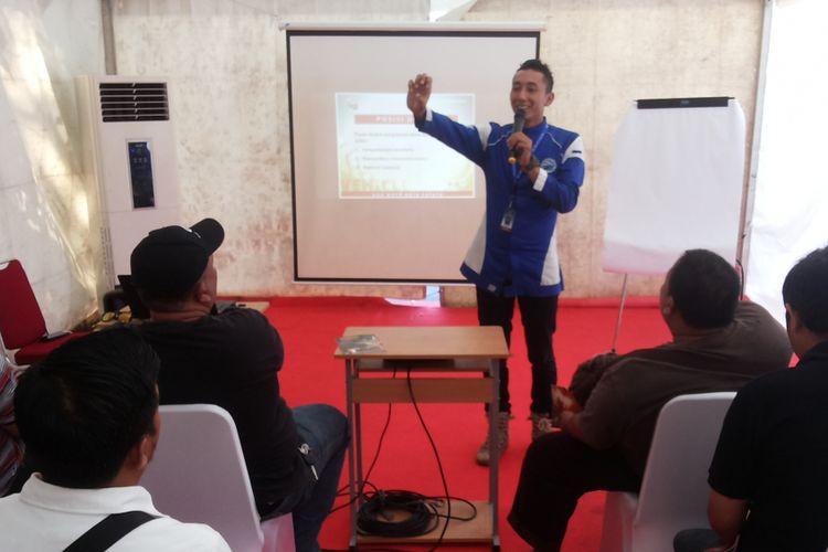 Seorang instruktur memberikan materi mengenai tata cara mengemudi yang diikuti para sopir angkutan di Lapangan Parkir Timur Senayan, Jakarta, Minggu (25/2/2018). Pelatihan ini merupakan program Direktorat Jenderal Perhubungan Darat Kemenhub yang melibatkan para instruktur dari Indonesia Safety Driving Center. 