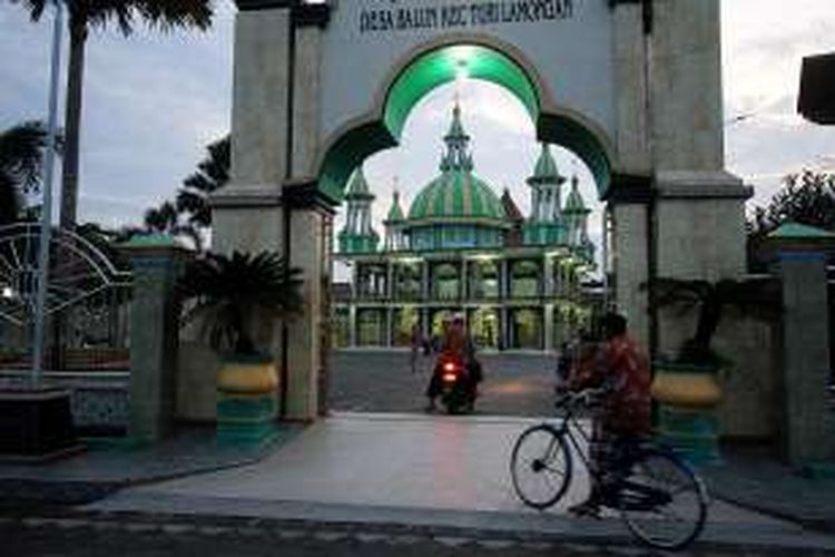 Warga mendatangi masjid Miftahul Huda di Desa Balun, Lamongan, Jawa Timur, Minggu (19/6/2016). Masjid Miftahul Huda berdiri tak jauh dari Pura Sweta Maha Suci dan Gereja Kristen Jawi Wetan Balun.