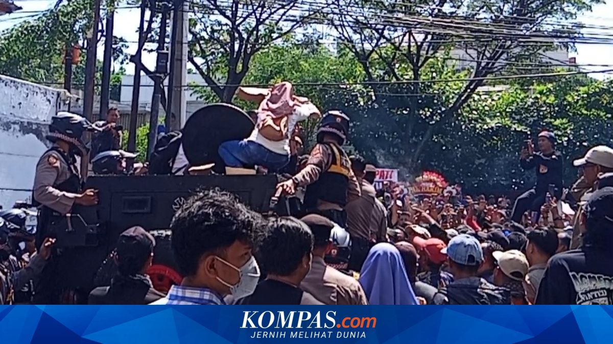 Massa Pendukung Duduki Rantis Usai Sidang, Bupati Pati Nonaktif Sudewo ...