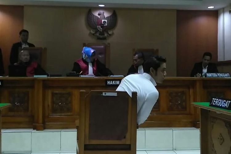 Artis peran Kriss Hatta menjalani sidang perdana dugaan kasus pemalsuan dokumen pernikahan di Pengadilan Negeri Bekasi, Jawa Barat, Rabu (24/4/2019).