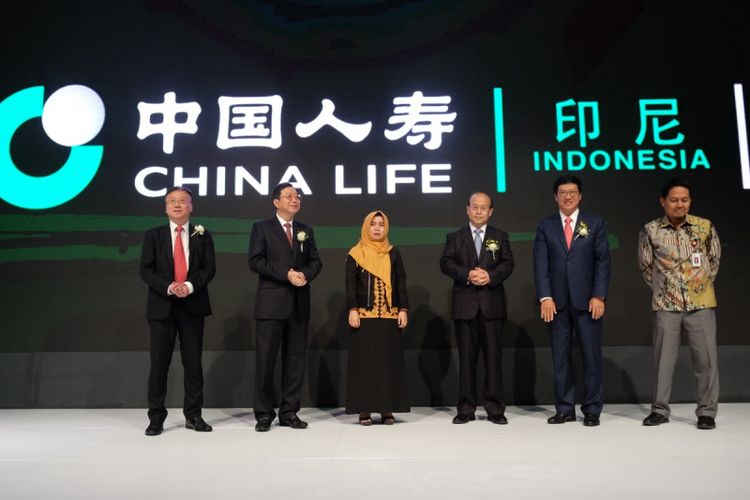 Chair Commissioner of China Life Insurance Indonesia Godfrey Hui, Deputy Chairman & President of China Life Insurance Group Company Yuan Changqing, Kepala Bidang Neraca Pembayaran dan Posisi Investasi Internasional Kementerian Koordinator Bidang Perekonomian Ratih Purbasari Kania, Duta Besar Republik Rakyat Tiongkok untuk Indonesia Xiao Qian, Deputy Chairman & President of China Life Insurance Overseas Company Liu Anlin, dan Direktur Pengawasan Asuransi dan BPJS Ahmad Nasrullah.