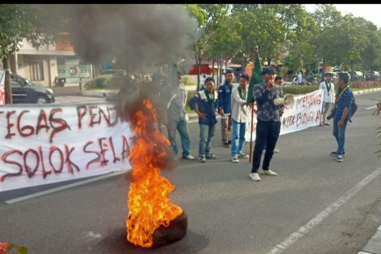 Puluhan mahasiswa berdemo di Kejati Sumbar menuntut penuntasan kasus dugaan korupsi Bupati Solok Selatan dan keluarganya, Kamis (30/5/2024) 