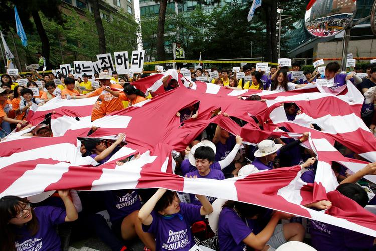 Aksi protes Korea Selatan terkait pengibaran Bendera Matahari Terbit sepanjang Olimpiade Tokyo 2020 berlangsung.