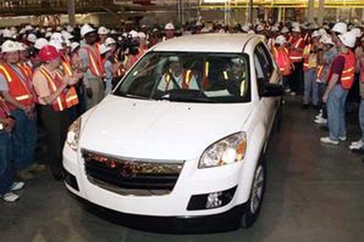 Pabrik GM di Lansing, Michigan:Karyawan merayakan  peluncuran produk terbaru GM