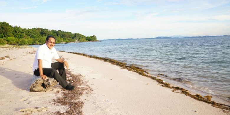 Gubernur Kepulauan Riau (Kepri) Nurdin Basirun saat megunjungi Pulau Duyung yang ada di Kabupaten Lingga, Selasa (11/9/2018). Dia akan menjadikan pulau ini sebagai salah satu destinasi pariwisata di Kepri untuk penambah PAD Kepri.