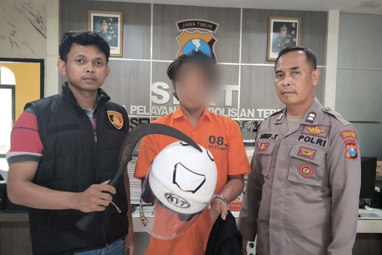 Tukang parkir yang menganiaya pria di hotel Surabaya, Rabu (12/11/2025), bersama dua polisi yang menanganinya.