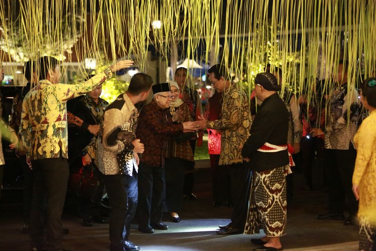 Wapres dan istri sat datang pada acara midodareni di Pura Pakualaman Yogyakarta Selasa (9/1/2024)