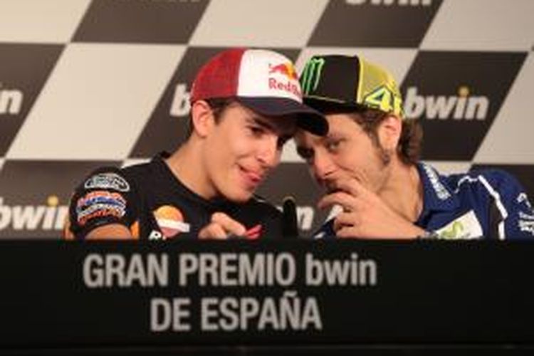 Pebalap Movistar Yamaha asal Italia, Valentino Rossi (kanan), dan pebalap Repsol Honda asal Spanyol, Marc Marquez, bercanda saat menghadiri konferensi pers jelang GP Spanyol di Sirkuit Jerez, Kamis (1/5/2014).