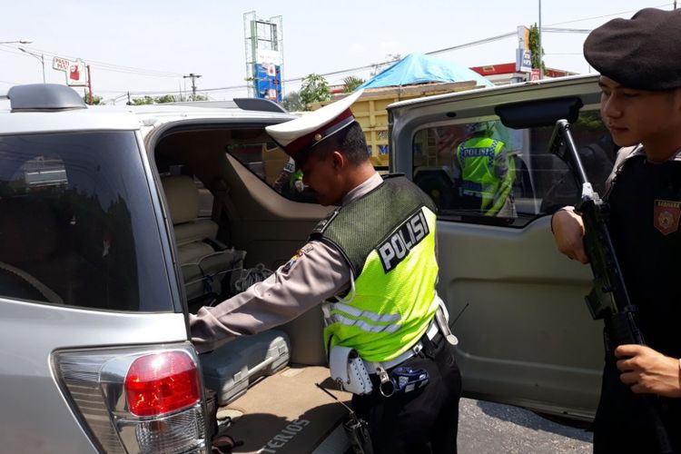 Aparat Polres Kudus,  Jateng,  saat melakukan sweeping warga yang akan berangkat ke Candi Borobusur untuk mengikuti  demo bela Rohingnya, Kamis (7/9/2017) 