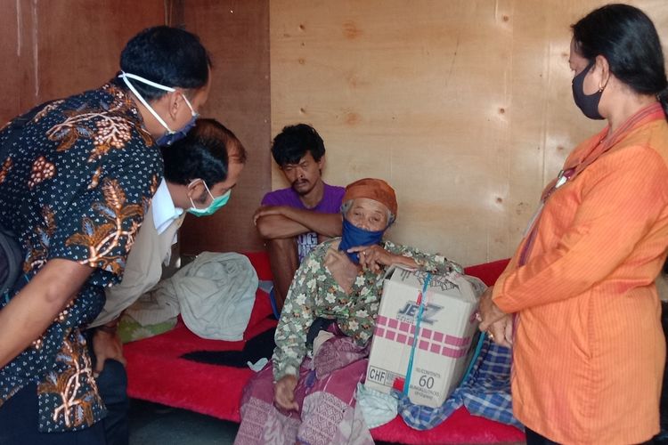 Dinas Sosial Perlindungan Perempuan dan Anak Kabupaten Demak meyambangi tempat tinggal Slamet dan Tasiroh  di Desa Sedo  Kecamatan Demak Kabupaten Demak Jateng untuk melakukan assessment,Selasa (12/5/2020)