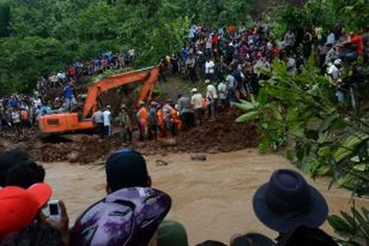 EVAKUASI KORBAN LONGSOR -- Sejumlah aparat gabungan dan ratusan warga melakukan dan menyaksian pencarian korban tanah longsor di Dusun Kopen, Desa Ngrimbi, Kecamatan Bareng, Jombang, Selasa (28/1/2014). Petugas berhasil mengevakuasi 7 jenazah dari perkiraan 14 warga yang tertimbun longsoran. (SURYA/AHMAD ZAIMUL HAQ)