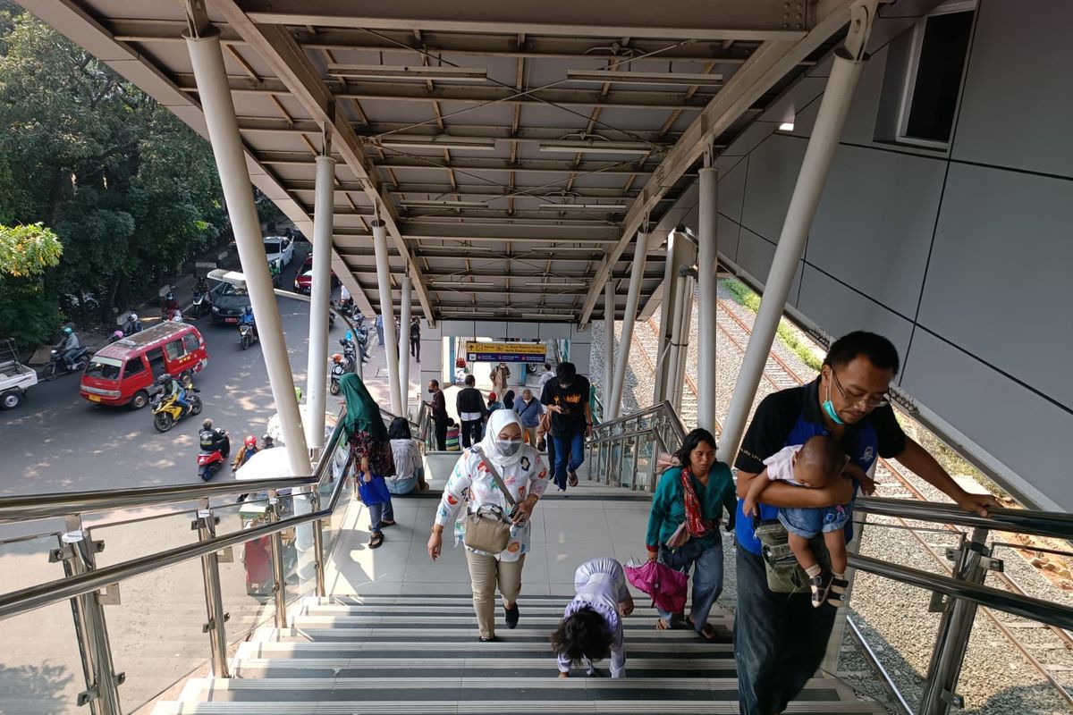 Pintu masuk dan keluar Stasiun Cakung via Jalan Raya Stasiun Cakung, Jakarta Timur, Senin (22/5/2023).