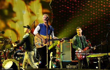Kenapa Coldplay tidak konser di Indonesia? Berikut ini foto band Coldplay menggelar konser di Stadion Rose Bowl, Pasadena, California, pada 20 Agustus 2016.