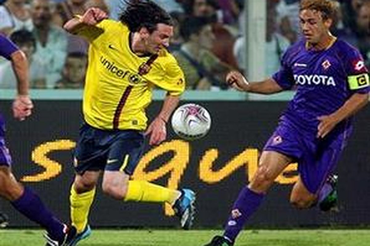 Lionel Messi mendapat pengawalan ketat dari kapten Fiorentina, Marco Donadel, dalam pertandingan persahabatan di Stadion Artemio Franchi, Kamis (31/7). Pada pertandingan itu, Barcelona menang 3-1.