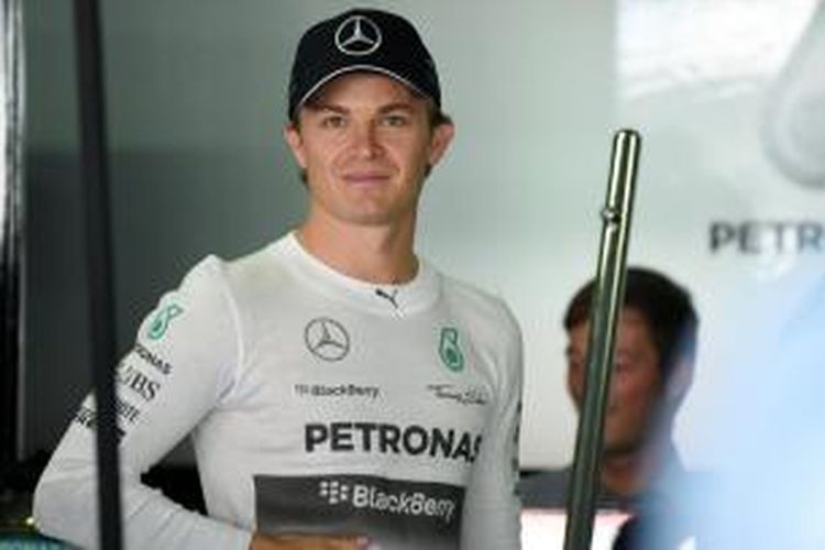 Pebalap Mercedes asal Jerman, Nico Rosberg, bereaksi di pit saat sesi latihan pertama GP jerman di Sirkuit Hockenheim, Jumat (18/7/2014).