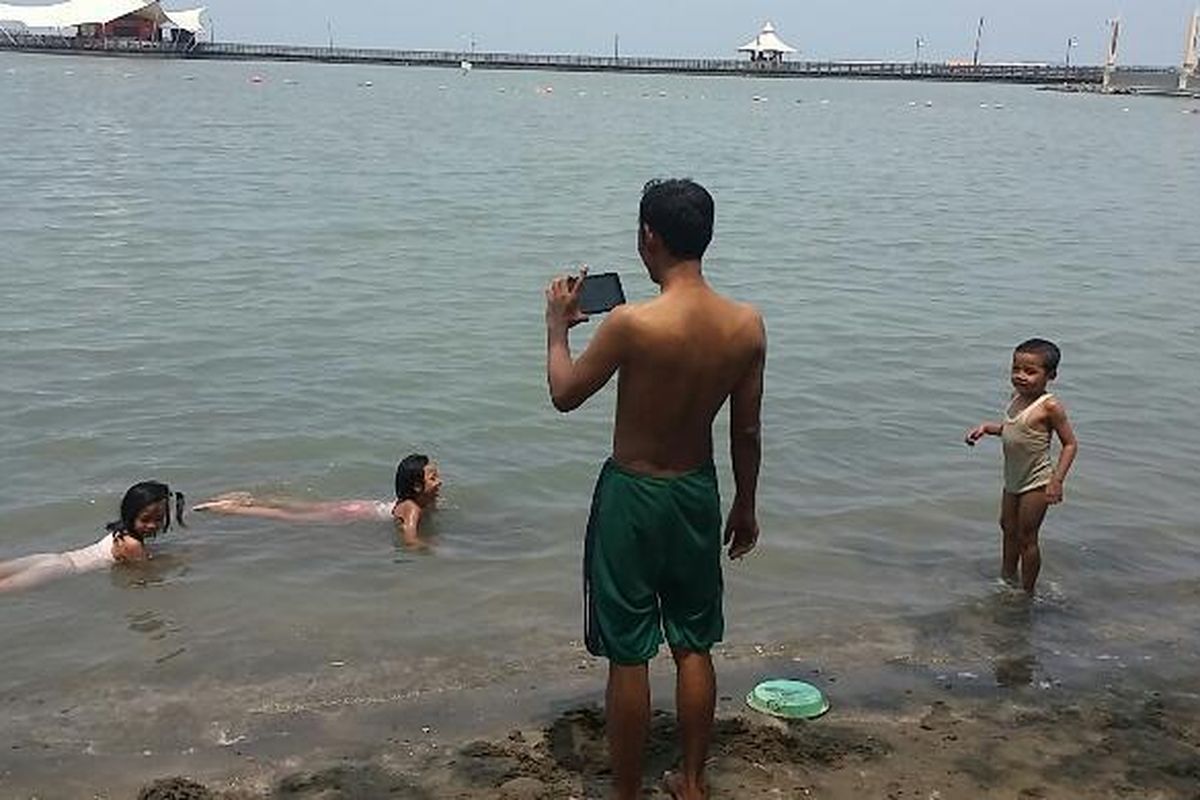 Sejumlah warga tampak asyik berenang di Pantai Ancol, Jakarta Utara pada Selasa (1/12/2015)