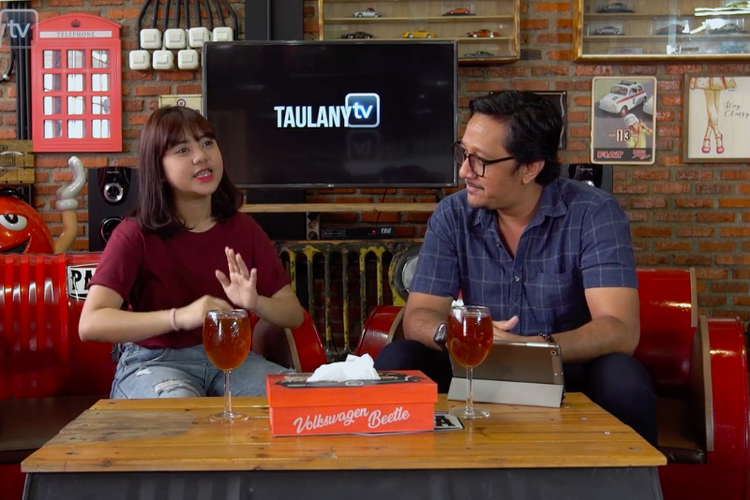 Finalis Indonesian Idol Ziva Magnolya (kiri) berbagi cerita kepada Andre Taulany di episode bincang-bincang di kanal YouTube Taulany TV.