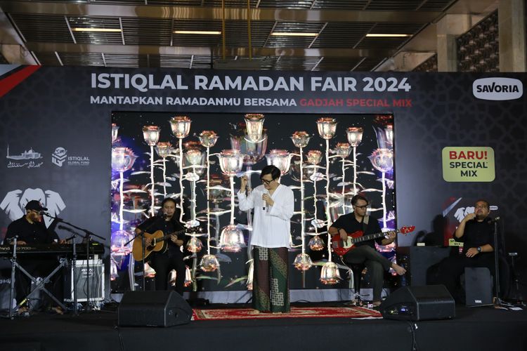 Armand Maulana saat tampil di acara buka puasa di Masjid Istiqlal, Jakarta.