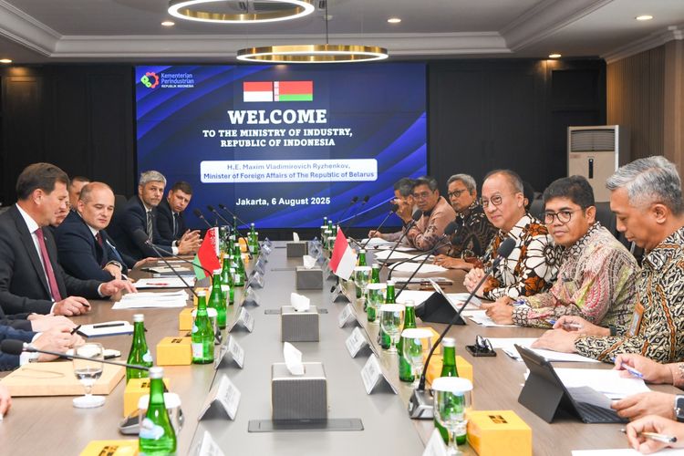 Pertemuan bilateral antara Menteri Perindustrian Agus Gumiwang Kartasasmita beserta jajarannya dengan Menteri Luar Negeri (Menlu) Republik Belarusia Maxim Vladimirovich Ryzhenkov dan jajarannya di Jakarta, Rabu (6/8/2025).
