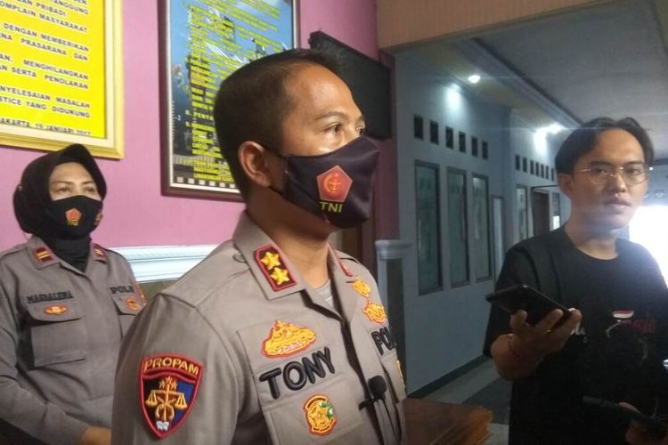 Kapolres Ciamis AKBP Tony Prasetyo menjelaskan terkait perkembangan penyidikan kecelakaan bus peziarah di Panumbangan, Kabupaten Ciamis, di mapolres, Rabu (25/5/2022).