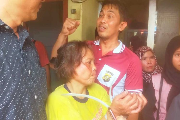 Nurma (52) seorang wanita paruh baya yang kedapatan mencopet pengujung pasar 16 Ilir Palembang, Sumatera Selatan saat diamankan petugas dari amukan massa, Sabtu (28/1/2023).