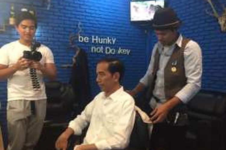 Presiden Joko Widodo bersama puteranya Kaesang Pangarep mencukur rambut di Honky-Dory, Bogor, Sabtu (14/1/2017l
