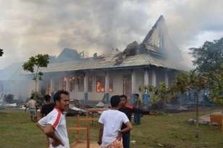 sebuah gedung SMK Negeri 4 Kota Baubau, Sulawesi Tenggara, ludes dilalap api. Kebakaran tersebut diduga akibat rumput yang terbakar di sekitar sekolah