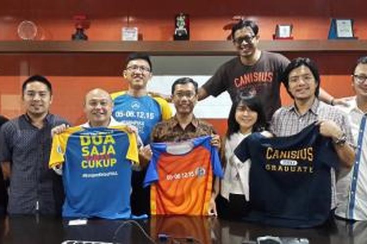 Paniti Komunitas Canirunners dari Perhimpunan Alumni Kolese Kanisius Jakarta (PAKKJ) berfoto bersama pada konferensi persi di SMA Kanisius, Jakarta, Jumat (27/11/2015). Turut hadir Direktur Sekolah Kejuruan Industri Perkayuan Semarang, Pastor Teguh Santosa SJ (memegang kaos oranye).