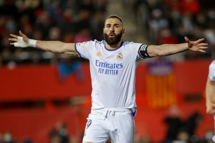 Penyerang Real Madrid, Karim Benzema, berselebrasi usai mencetak gol ke gawang Real Mallorca pada pekan ke-28 LaLiga.