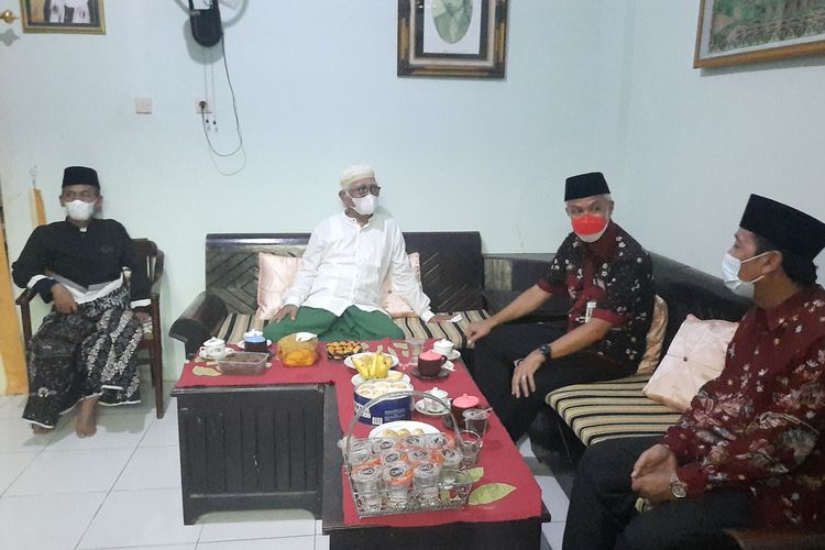 Gubernur Jawa Tengah, Ganjar Pranowo bertemu dengan Gus Mus di Pondok Pesantren Raudlatul Thalibin, Leteh, Rembang, Rabu (2/2/2022)