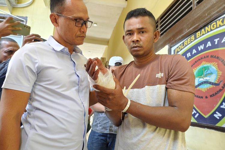 Pelaku (diborgol) saat diamankan di Polres Bangkalan, Kamis (14/8/2025). 