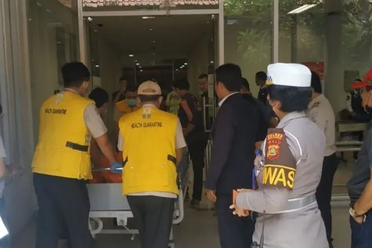 Petugas Polres Kawasan Bandara Internasional I Gusti Ngurah Rai dan tim kesehatan Bandara membawa jasad korban Anggota DPRD Provinsi Yogyakarta Suparja yang meninggal dunia di Terminal Keberangkatan Bandara Ngurah Rai, Bali, Selasa (4/4/2023). (ANTARA/HO-Humas Polres Bandara Ngurah Rai)